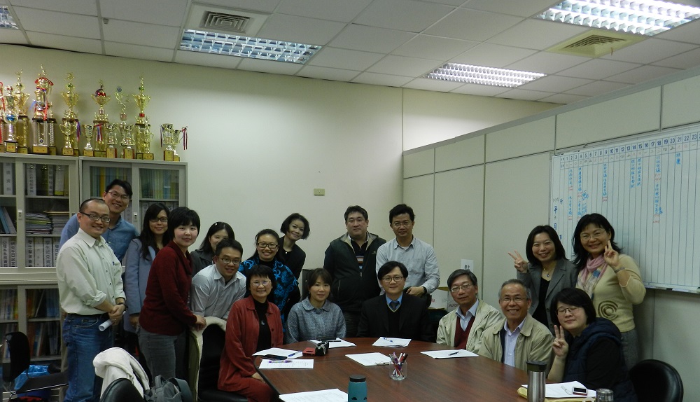 Dr. Makiko Kasai took a group photo with faculty in the Psychology Department.