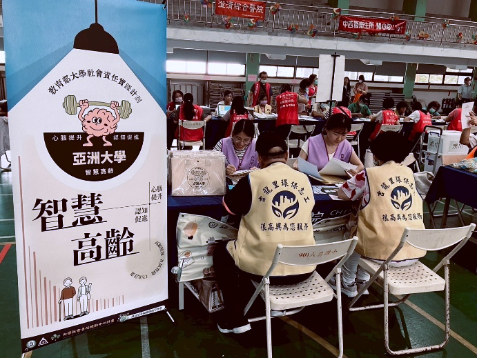 学生向社区长者进行睡眠卫教宣导 学生向社区长者进行睡眠卫教宣导